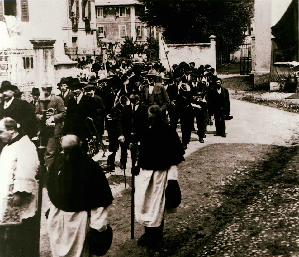La banda durante la processione del Corpus Domini, 1905