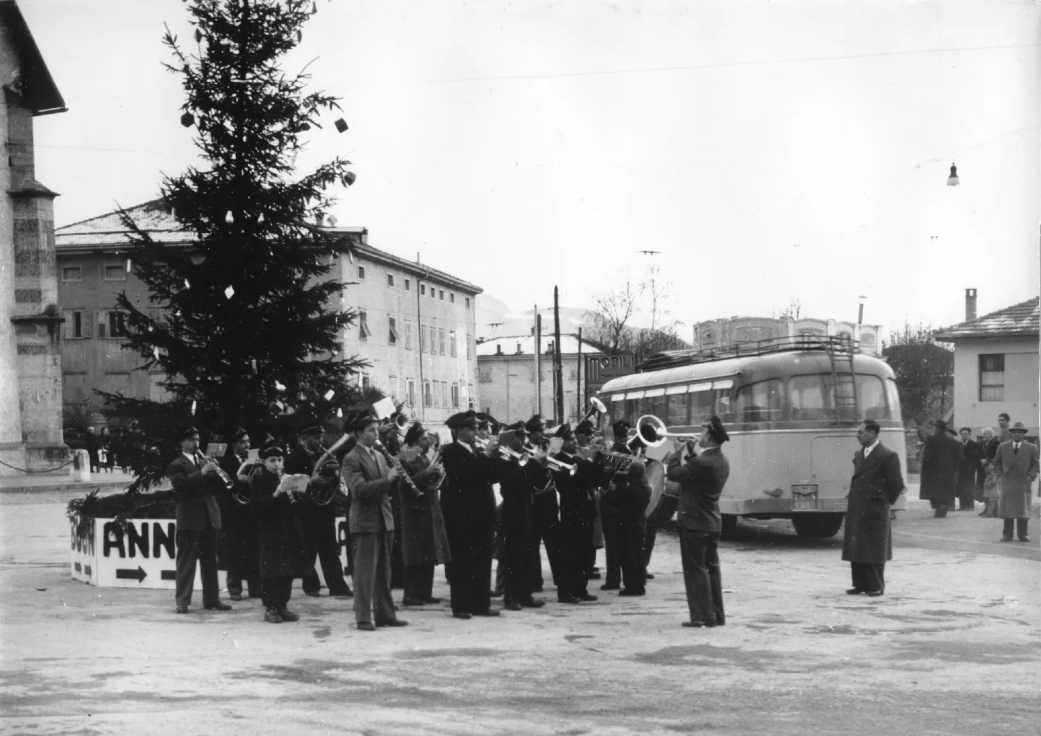 La banda suona in piazza negli anni '50