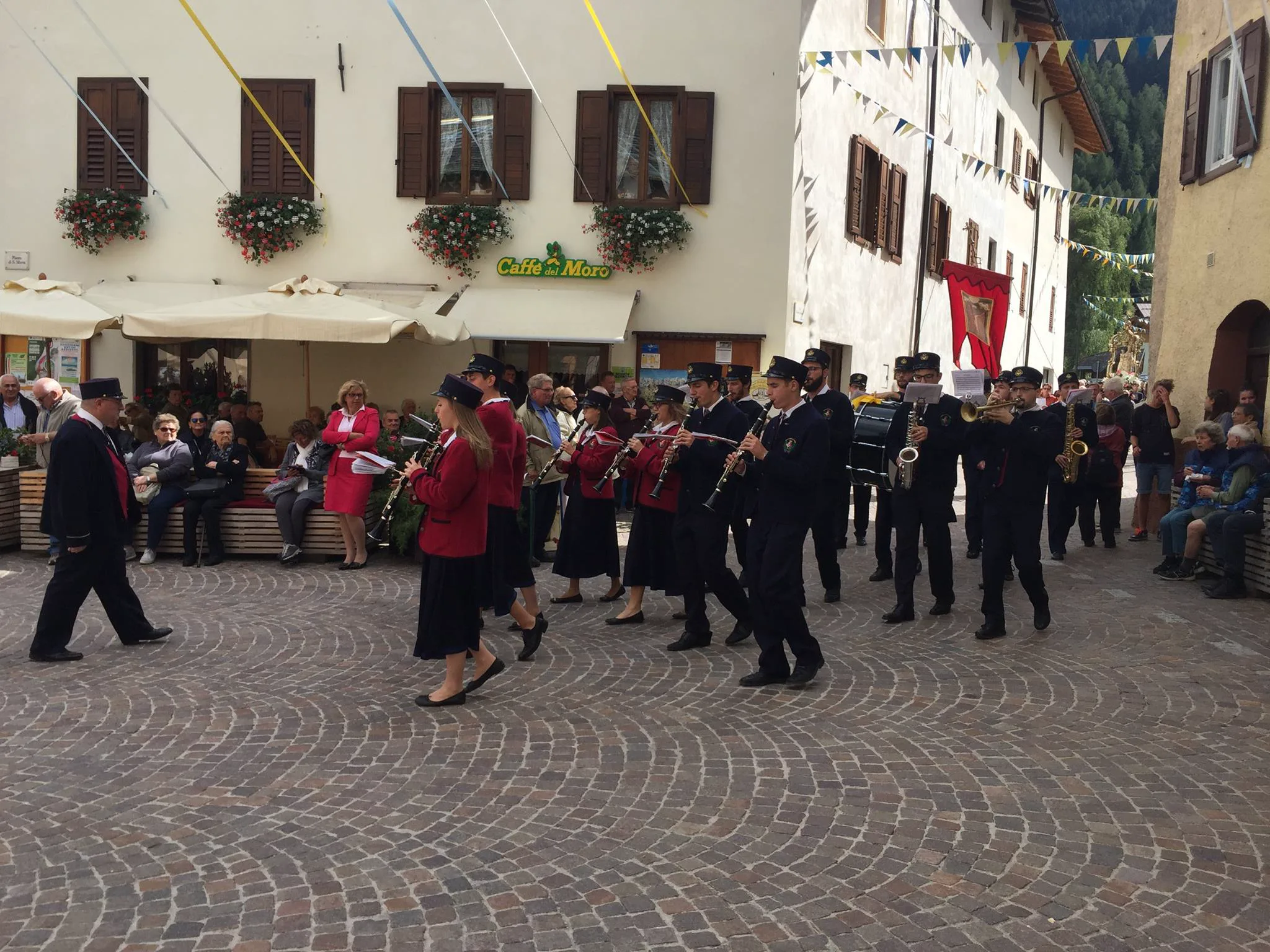 La banda sfila per le strade del paese